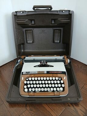 Vtg Smith Corona Classic 12 Manual Typewriter With Case